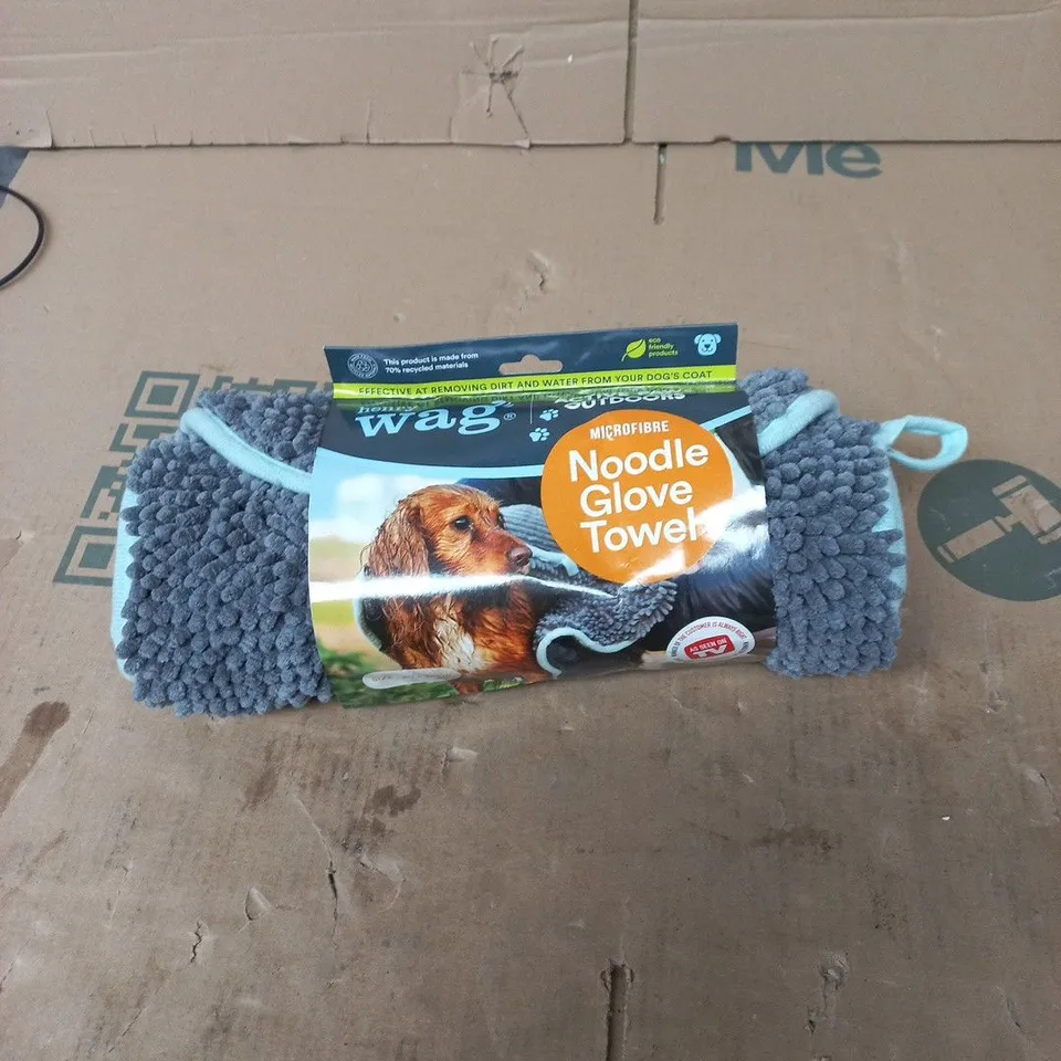 BOX OF APPROXIMATELY 15 ASSORTED ITEMS TO INCLUDE: MICROFIBRE NOODLE GLOVE TOWEL FOR DOGS 