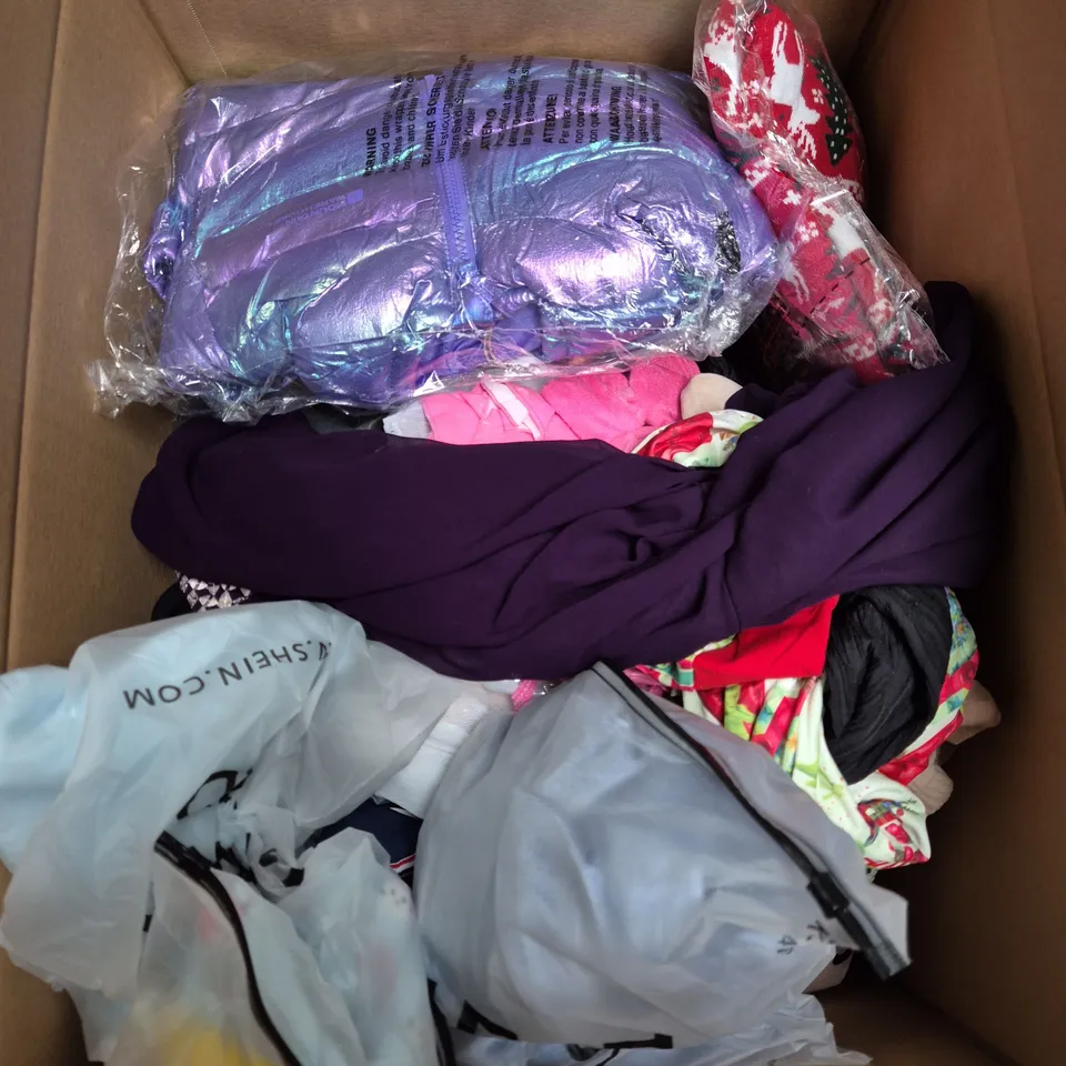 BOX OF APPROXIMATELY 30 ASSORTED KIDS CLOTHING ITEMS TO INCUDE - COAT, PYJAMAS, DRESS, ETC