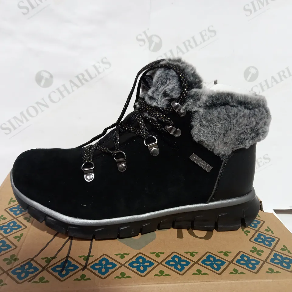 BOXED PAIR OF SKECHERS BLACK SYNERGY BOOTS  - SIZE 4