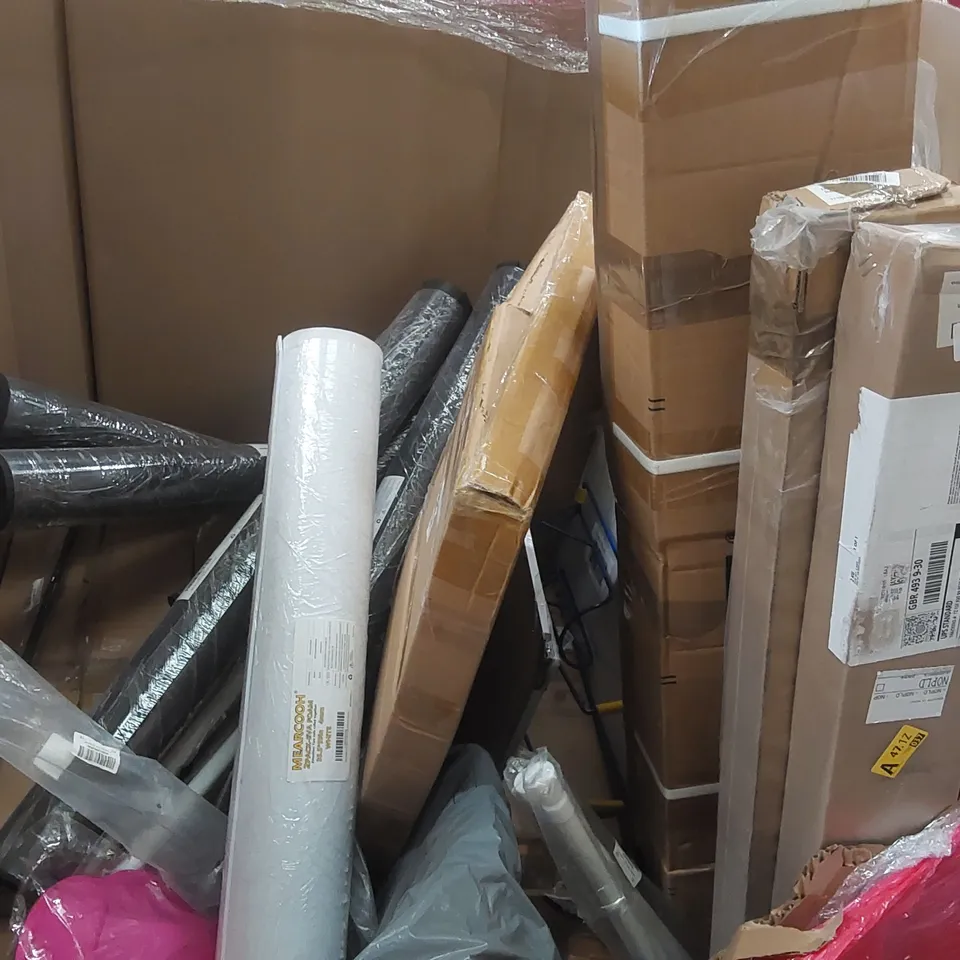 PALLET OF ASSORTED ITEMS INCLUDING: FULL LENGTH MIRROR, POP-UP TENT, SOFA COVER ECT
