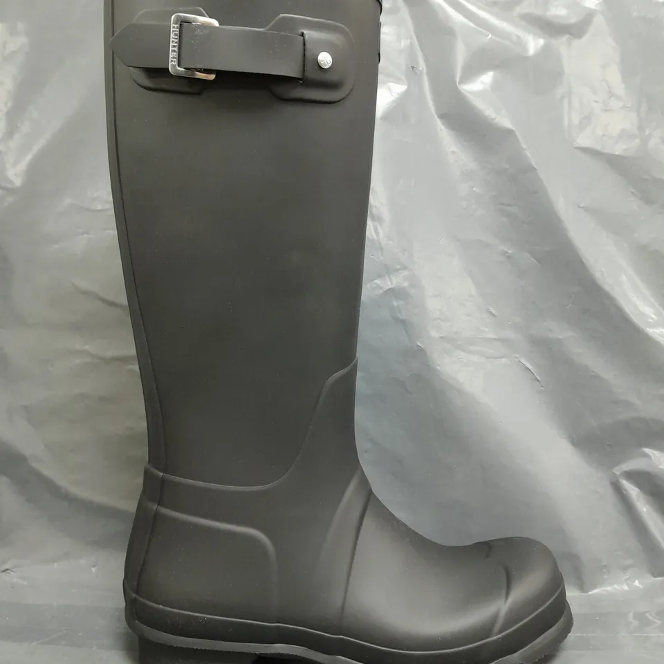 BOXED PAIR OF HUNTER MENS ORIGINAL TALL BOOTS IN BLACK SIZE UK 8