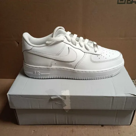 BOXED PAIR OF NIKE AIR FORCE 1 LOW GS WHITE TRAINERS – UK 6