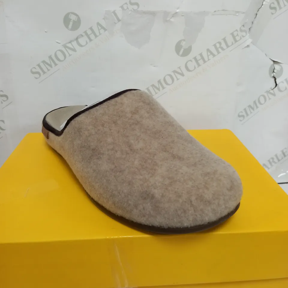 STRIVE SLIPPERS IN OAT - SIZE 8 
