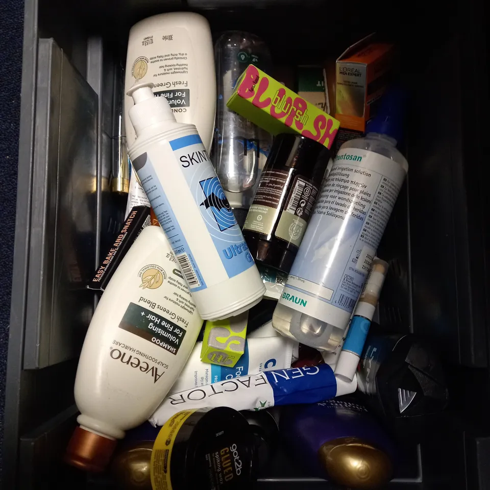 LOT OF APPROXIMATELY 20 COSMETICS ITEMS TO INCLUDE MOISTURISER , SHAMPOO , DISINFECTANT SPRAY   , ETC  