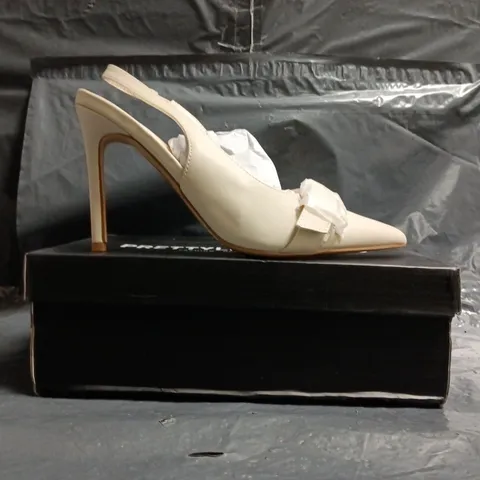 BOXED PAIR OF PRETTY LITTLE THING POINTED TOE STILETTO HEELS SLINGBACK COURT HEELS IN CREAM SIZE UK 4