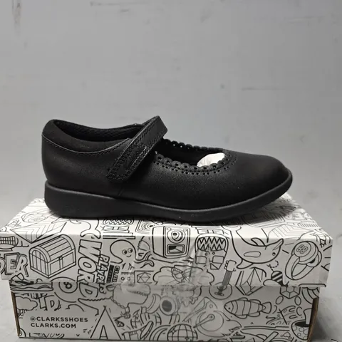 BOXED CLARKS ETCH PURE KIDS SHOES - KIDS UK 10 1/2