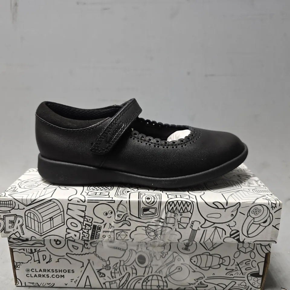 BOXED CLARKS ETCH PURE KIDS SHOES - KIDS UK 10 1/2