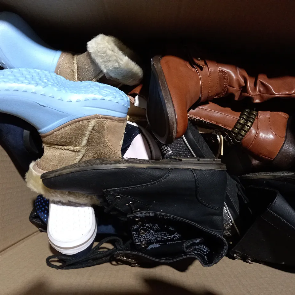 APPROXIMATELY 10 PAIRS OF ASSORTED KIDS SHOES IN VARIOUS STYLES AND SIZES 