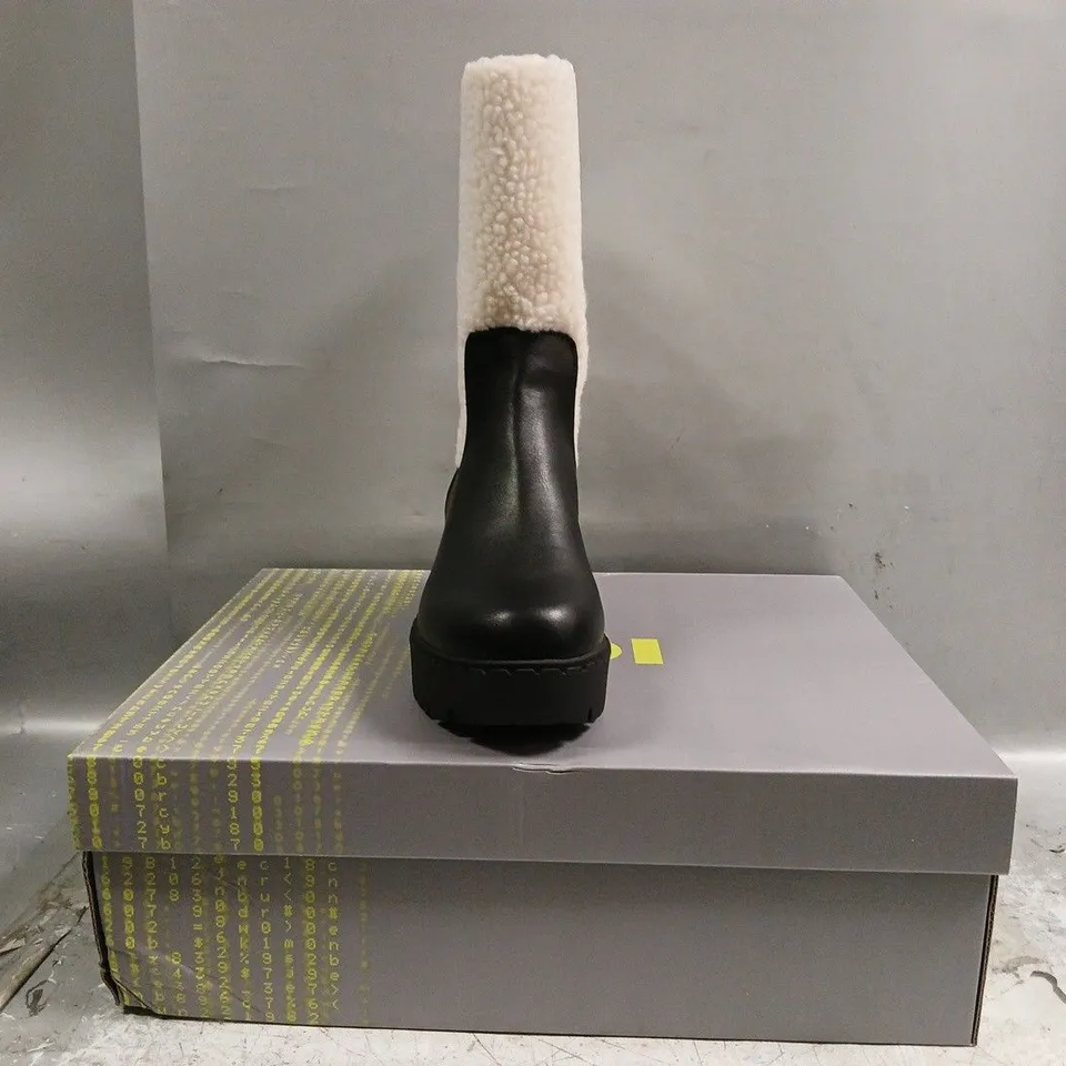 BOXED PAIR OF KOI TEXEL SHEARLING SWITCH BOOTS IN BLACK SIZE UK 9