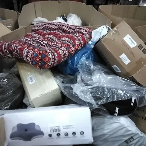 PALLET CONTAINING LARGE QUANTITIES OF PILLOWS