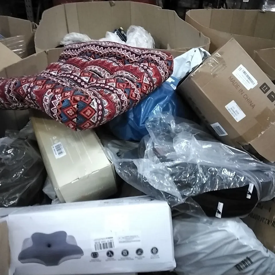 PALLET CONTAINING LARGE QUANTITIES OF PILLOWS