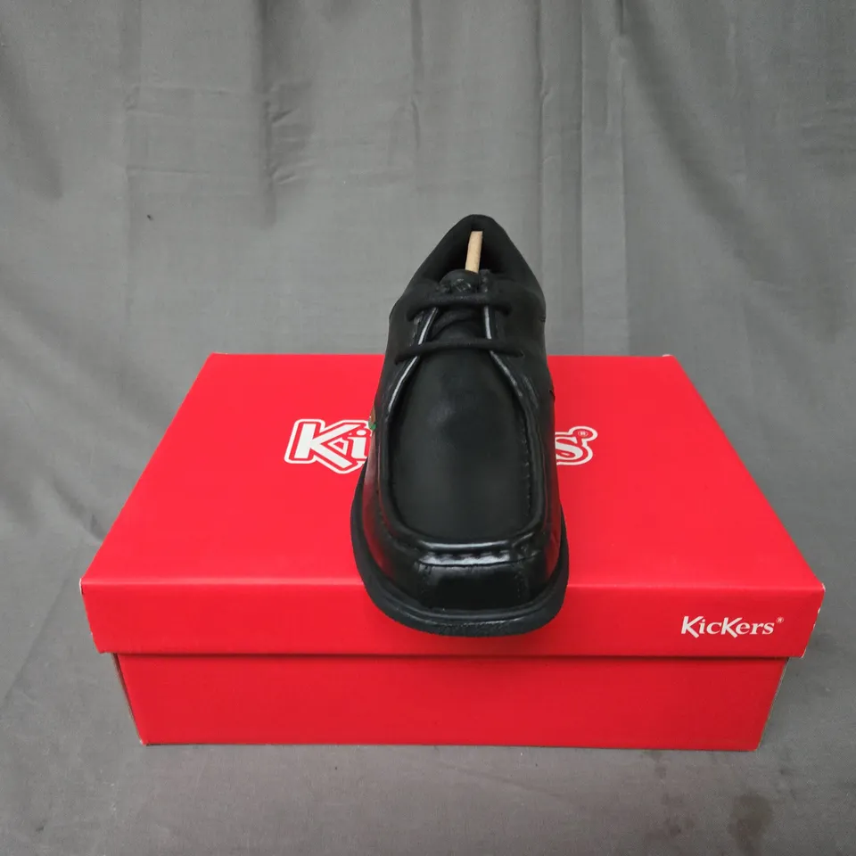 BOXED KICKERS FRAGMA LACE LEATHER SCHOOL TRAINERS - SIZE 39