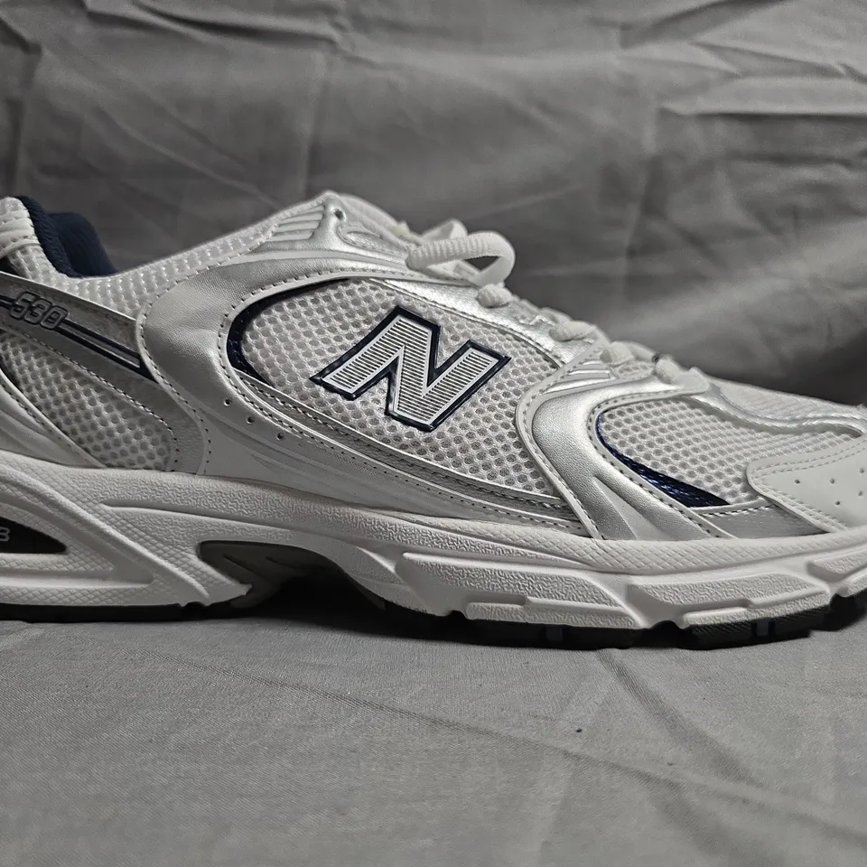 BOXED PAIR OF NEW BALANCE 530 TRAINERS IN WHITE/SILVER SIZE UK 8