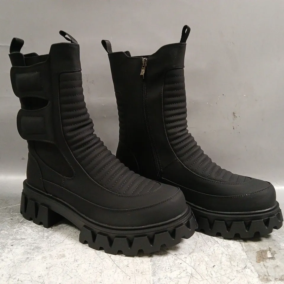 BOXED PAIR OF KOI VADER MEN'S PADDED CROFT BOOTS IN BLACK SIZE UK 9