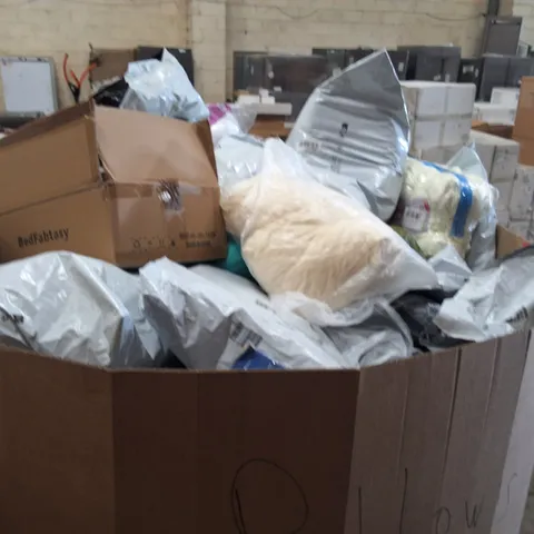 PALLET CONTAINING A LARGE QUANTITY OF PILLOWS