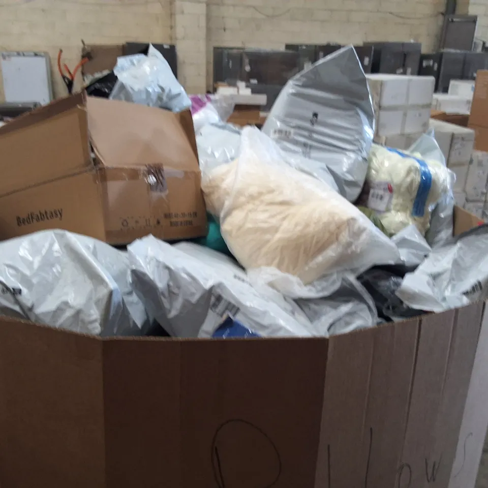PALLET CONTAINING A LARGE QUANTITY OF PILLOWS