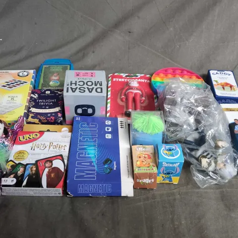 APPROXIMATELY 10 ASSORTED TOYS & GAMES PRODUCTS TO INCLUDE CARD GAMES, TEDDIES AND MAGNETS