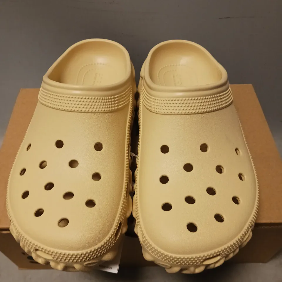 BOXED PAIR OF CROCS UNISEX SHOES, ECRU - UK SIZE 6/7