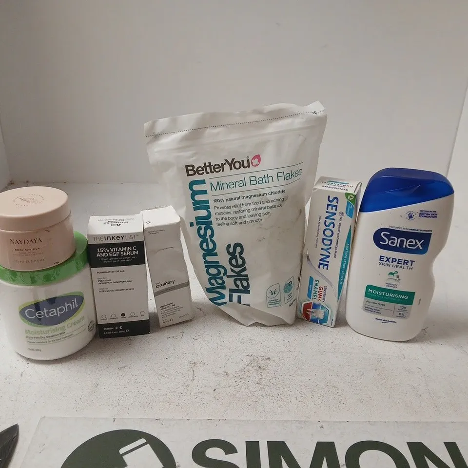 APPROXIMATELY 15 ASSORTED HEALTH & BEAUTY PRODUCTS TO INCLUDE CETAPHIL MOISTURING CREAM, MAGNESIUM FLAKES, SANEX SHOWER GEL, ETC - COLLECTION ONLY