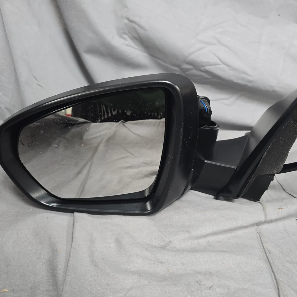 Car wing mirror assembly – black plastic, with wiring harness