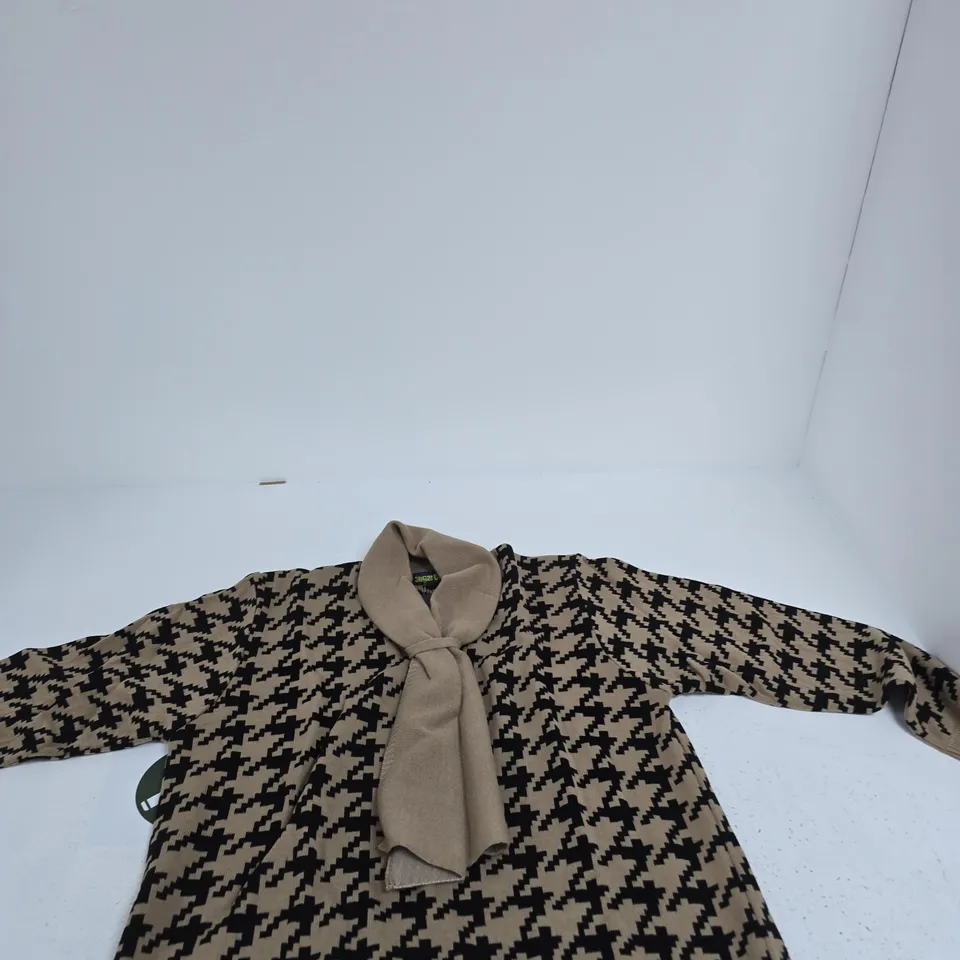 SUGAR CRISP KNIT SWEATER WITH HOUNDSTOOTH PATTERN AND NECK TIE – BEIGE / TAN