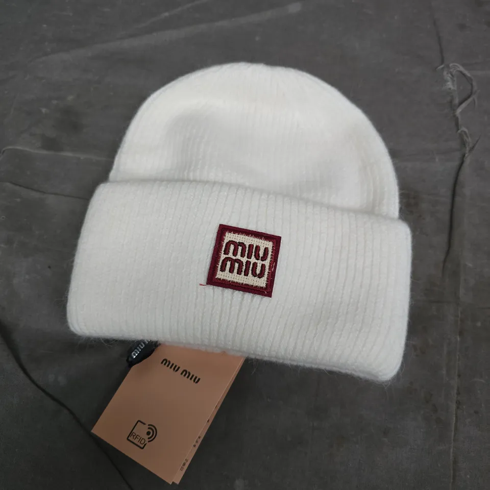 MIU MIU WHITE KNIT BEANIE WITH LOGO PATCH