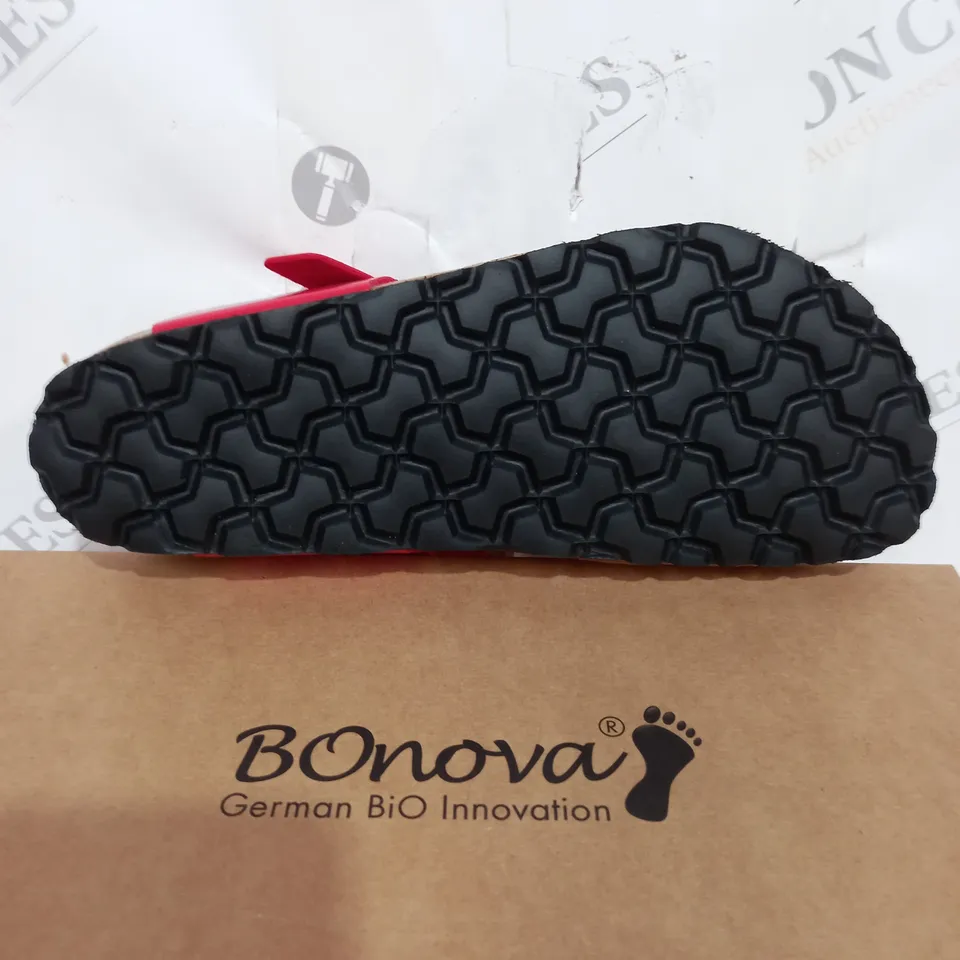 BONOVA RED SANDALS SIZE 6