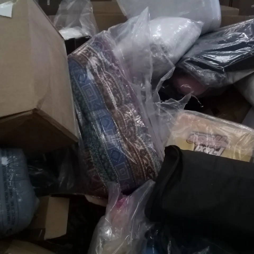 PALLET OF ASSORTED ITEMS INCLUDING ELVIROS MEMORY FOAM CERVICAL PILLOW, ORTHOBLOCK ORTHOPEDIC KNEE PILLOW, 100FT HOSE, PUMPKIN PLUSH, SOFSLEE PILLOW 2PK, EAWONGEE DRAIN HOSE