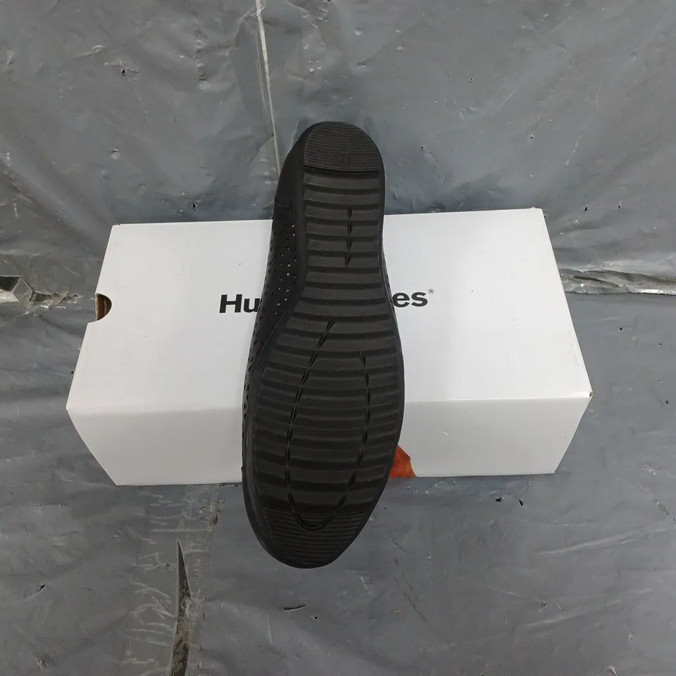 BOXED PAIR OF WOMENS HUSH PUPPIES LEAH BALLERINA SHOES IN BLACK SIZE 7