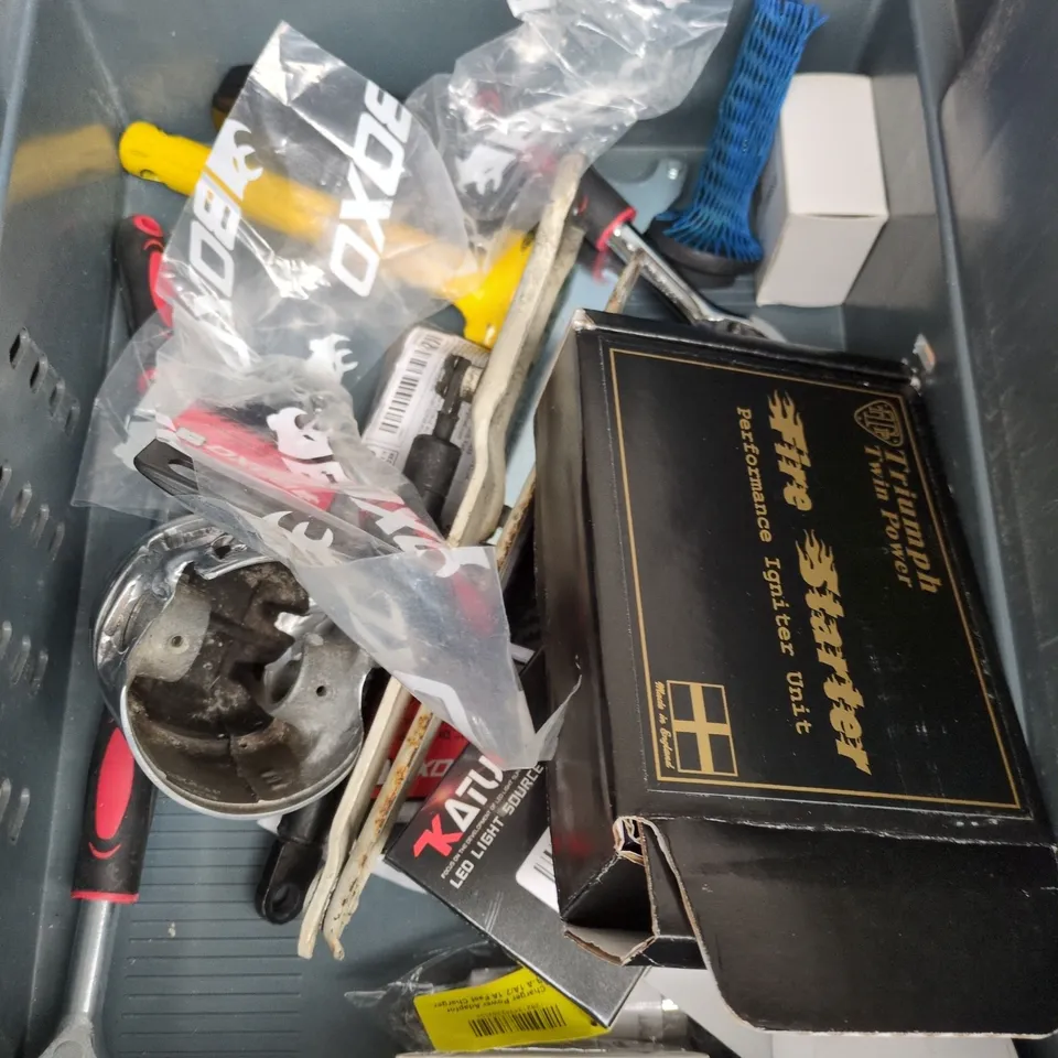 APPROXIMATELY 10 ASSORTED VEHICLE PARTS/ACCESSORIES TO INCLUDE LIGHT UNIT, ERGONOMIC RATCHET, AIR FRESHENERS ETC