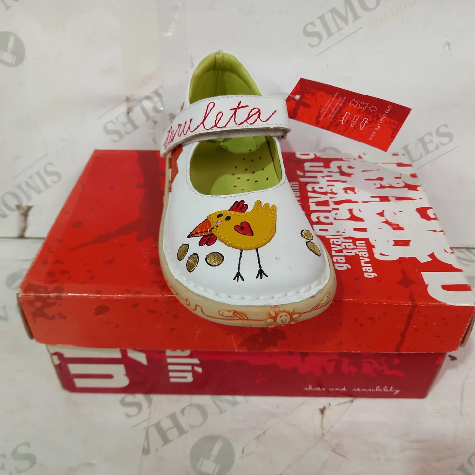 BOXED PAIR OF GARVALIN CHILDREN'S SHOES IN WHITE WITH CHICKEN DESIGN SIZE UNSPECIFIED