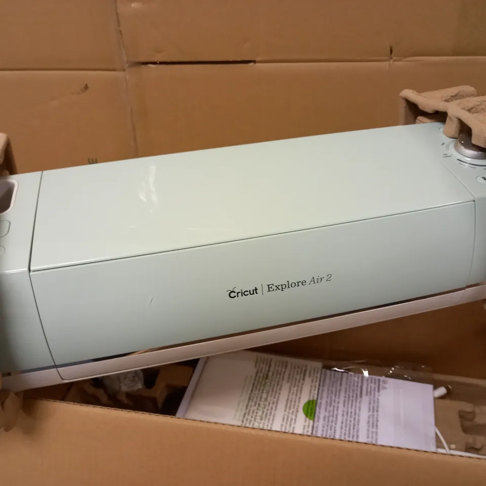 CRICUT EXPLORE AIR 2 CUTTING MACHINE