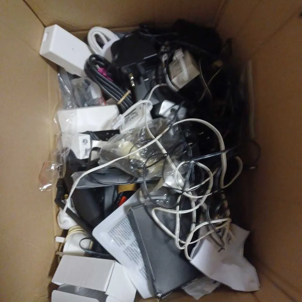 BOX OF APPROXIMATELY 15 ASSORTED ELECTRICAL ITEMS TO INCLUDE - REMOTES - CABLES - EE ROUTER - ETC