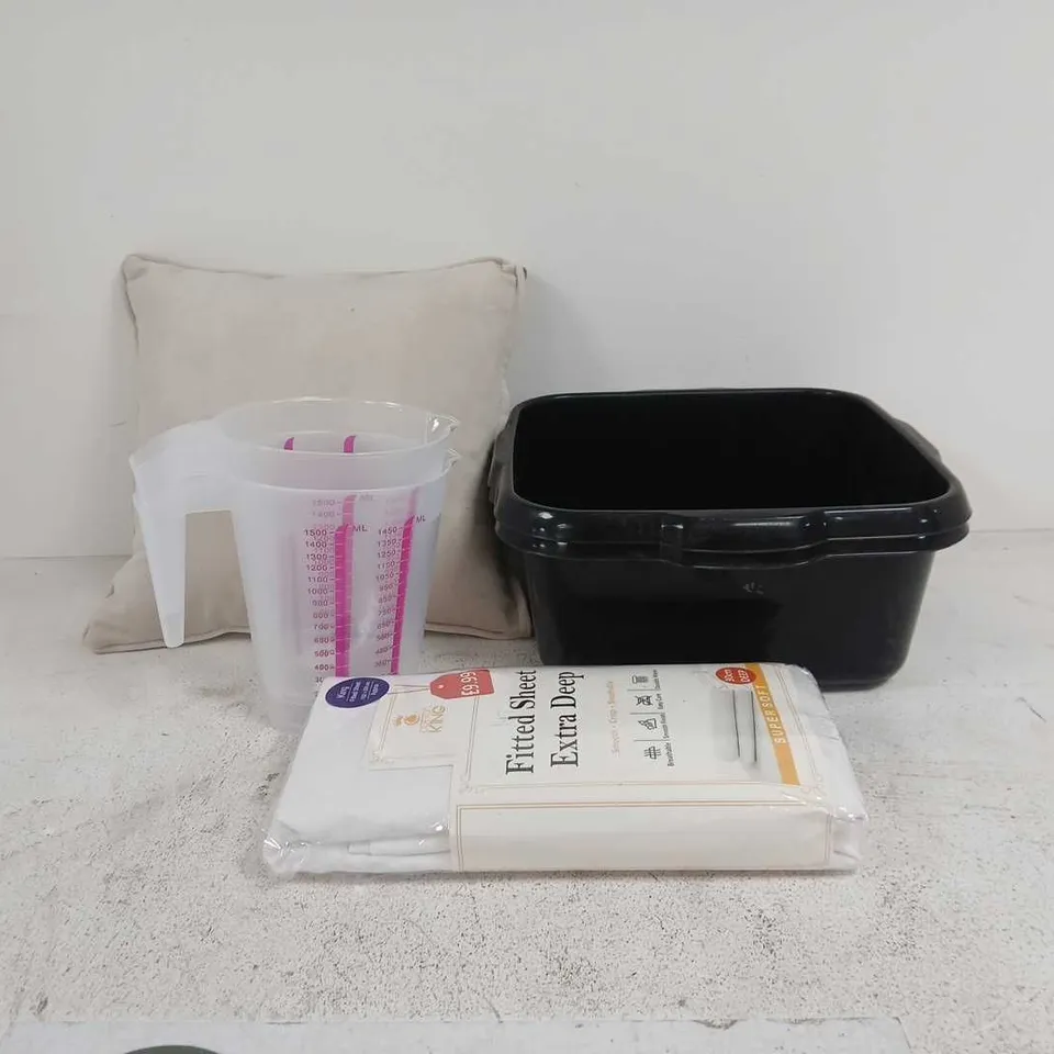 BOX OF APPROXIMATELY 20 ASSORTED ITEMS TO INCLUDE MEASURING JUGS, BOWLS, CUSHION, EXTRA DEEP FITTED SHEET ETC