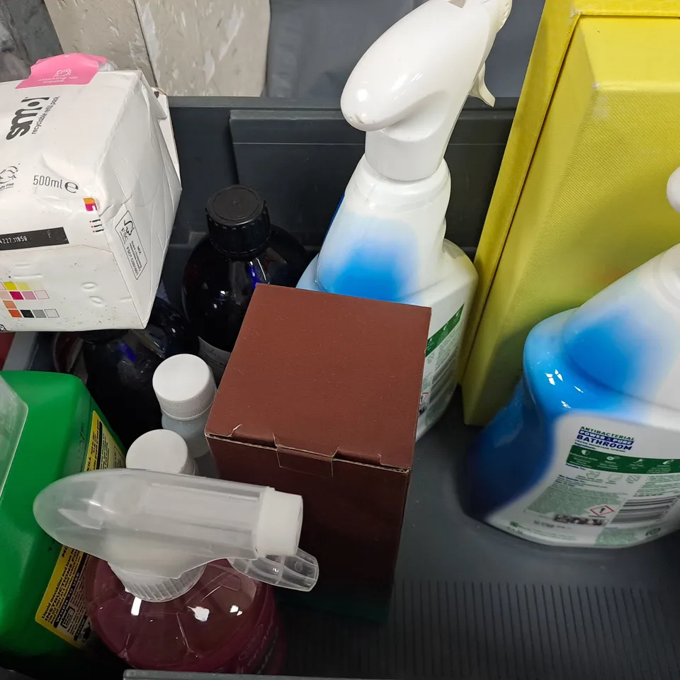 APPROXIMATELY 10 ASSORTED HOUSEHOLD ITEMS TO INCLUDE DISINFECTANT, DETTOL, ETC - COLLECTION ONLY