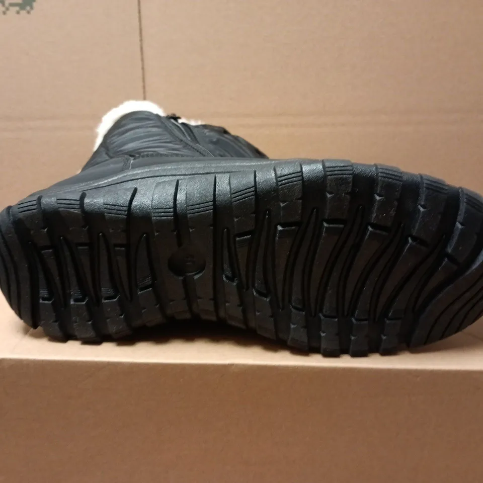 BOXED PAIR OF POLAR WOMENS MEMORY FOAM BOOTS IN BLACK - UK 8