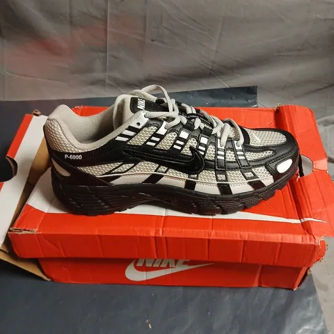 NIKE P-6000 TRAINERS – MEN'S, GREY/BLACK SIZE 7