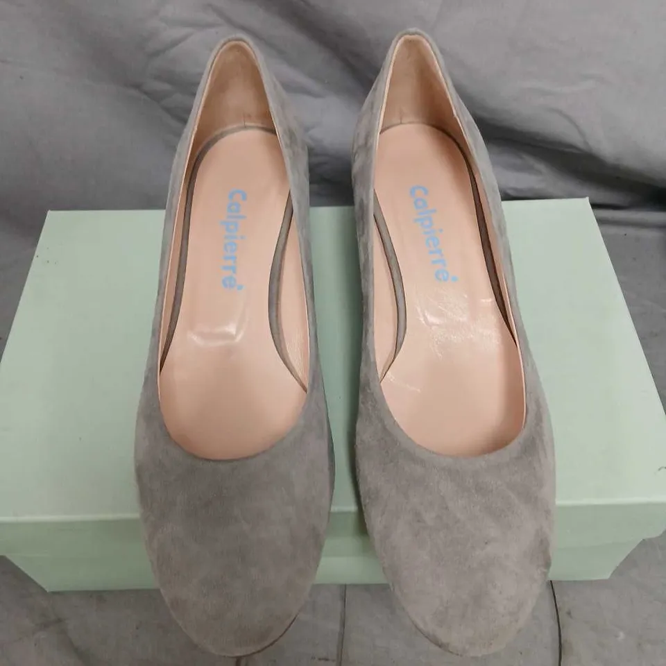 CALPIERRE GREY SUEDE COURT SHOES – UK 7.5 (DC200)