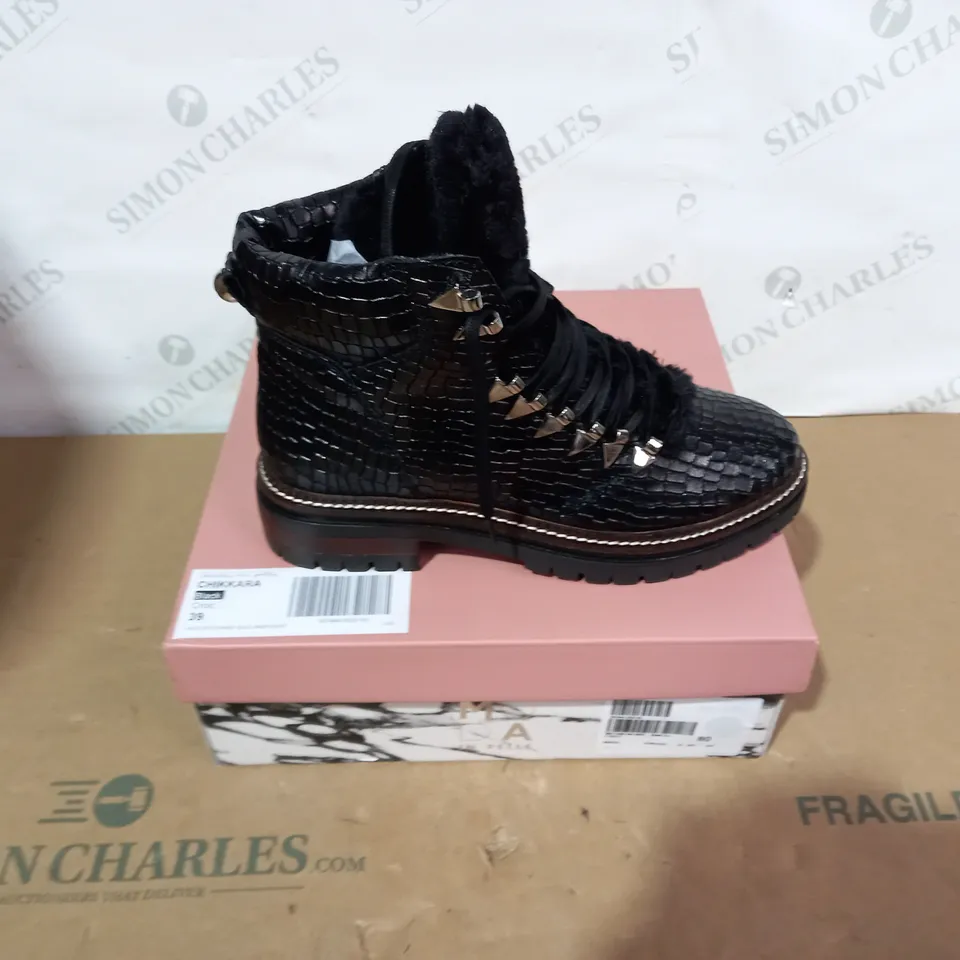 BOXED PAIR OF MODA IN PELLE BLACK BOOTS - SIZE 39