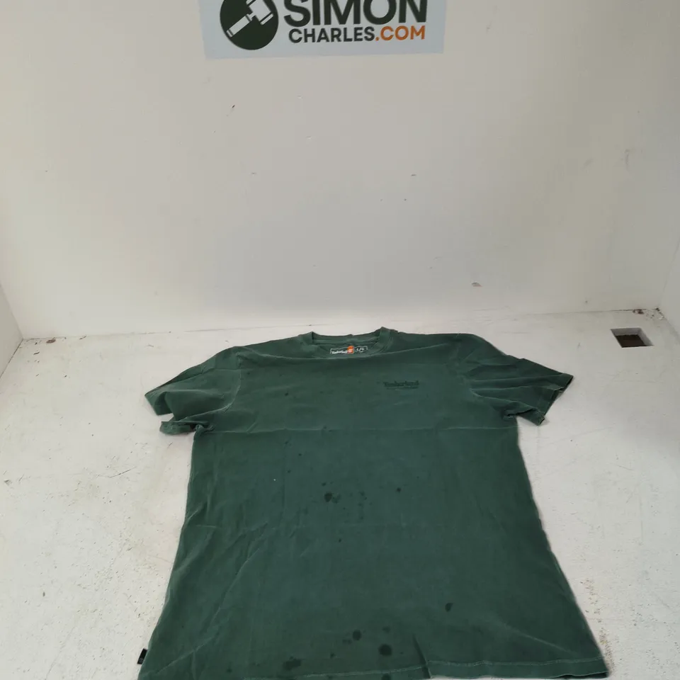 BOX OF APPROXIMATELY 16 ASSORTED CLOTHING ITEMS TO INCLUDE: TIMBERLAND T SHIRT 