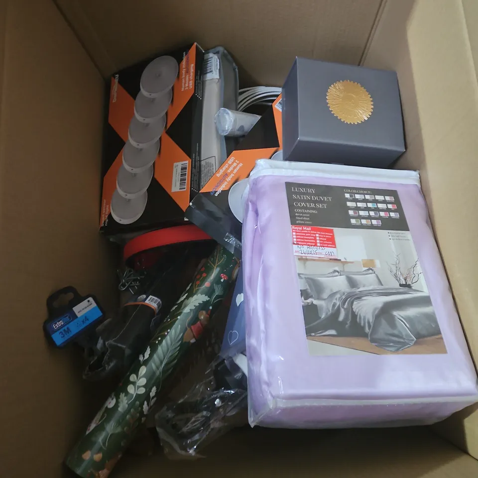 BOX OF APPROX 15 HOUSEHOLD ITEMS TO INCLUDE SMART SENSOR NIGHT LIGHT, LUXURY DUVET COVER SET, , ETC 