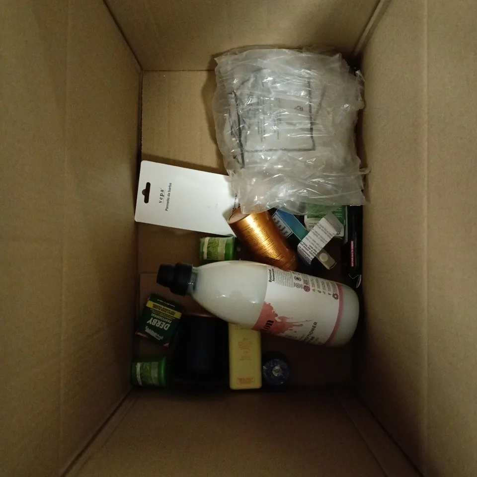 BOX OF APPROXIMATELY 10 ASSORTED ITEMS TO INCLUDE: ELECTRIC HOT WATER BOTTLE AND MINI YANKEE CANDLES