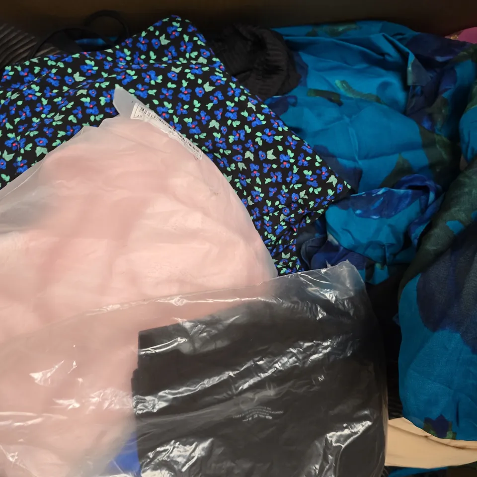 APPROXIMATELY 20 ASSORTED CLOTHING AND FASHION PRODUCTS IN VARIOUS STYLES AND SIZES - COLLECTION ONLY