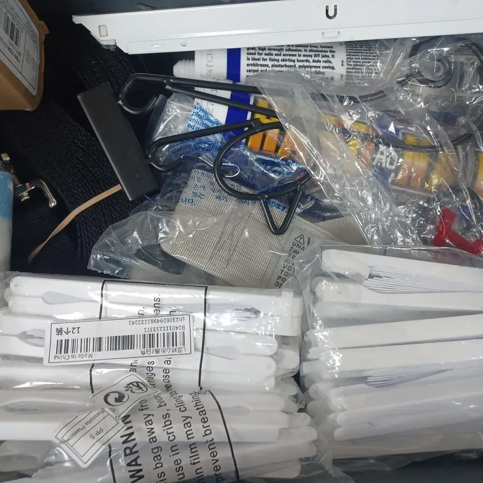 APPROXIMATELY 10 ASSORTED HOUSEHOLD ITEMS TO INCLUDE EXTRA LONG HEX KEY SET, MEASURING TAPE, ETC