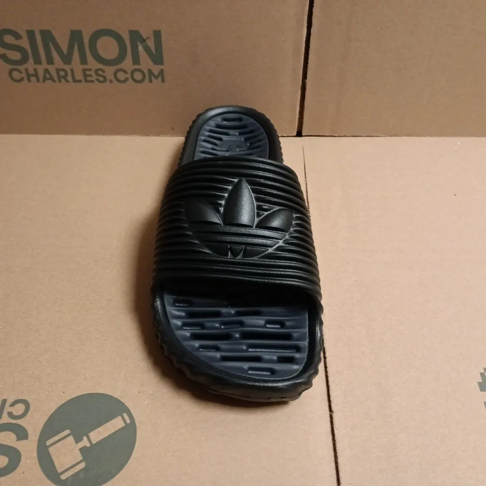BOXED PAIR OF ADIDAS ADILETTE 25 SLIDERS IN BLACK SIZE UK 10