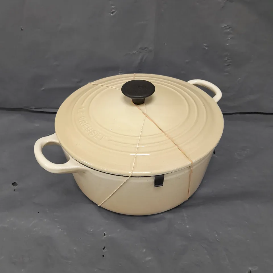 LE CREUSET ROUND CASSEROLE DISH 