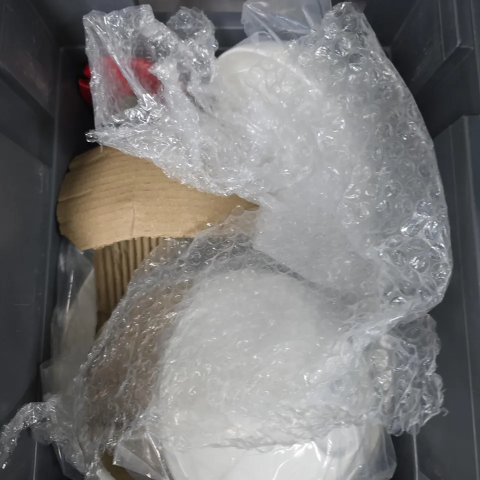 APPROXIMATELY 7 ASSORTED HOUSEHOLD PRODUCTS TO INCLUDE PLATES, BOWLS ETC 