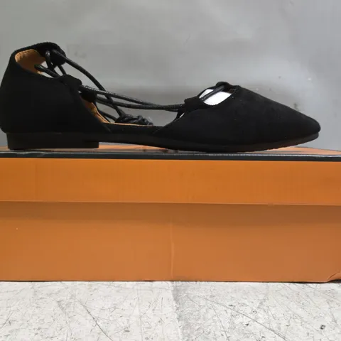 BOXED PAIR OF XIMUYUAN POINTED TOE SHOES IN BLACK SIZE ASIAN 240