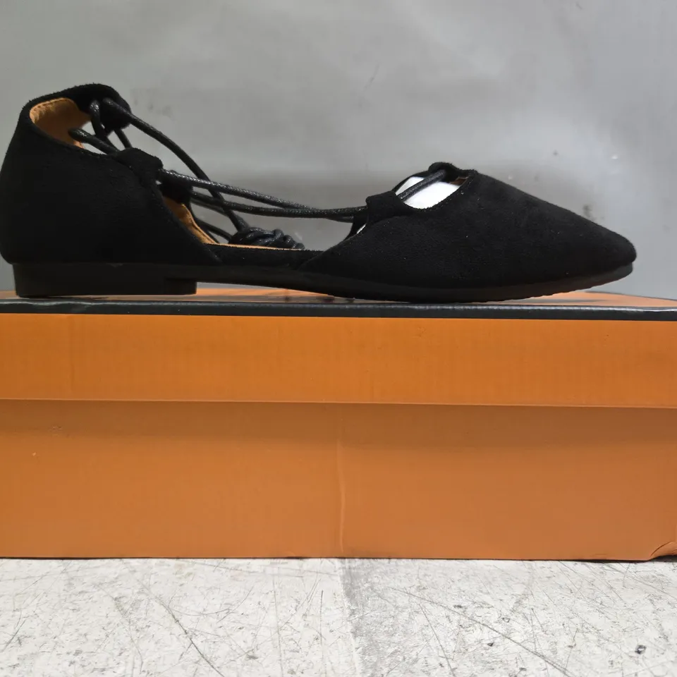BOXED PAIR OF XIMUYUAN POINTED TOE SHOES IN BLACK SIZE ASIAN 240