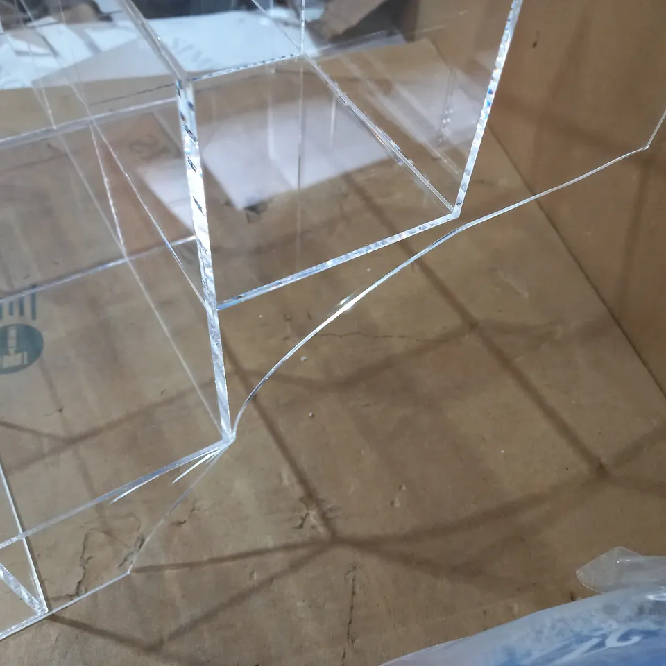 LOT OF 2 ASSORTED HOUSEHOLD ITEMS TO INCLUDE EVER CLEAN CAT LITTER AND DESIGNER CLEAR PLASTIC STORAGE UNIT